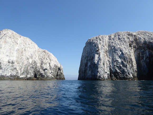 There were big seabird colonies on the guano-covered rocks.......