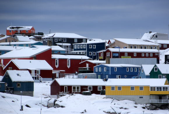 All these  Arctic towns seem to have brightly  coloured  buildings.