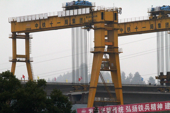 Building a  viaduct with a  Tonka  crane !